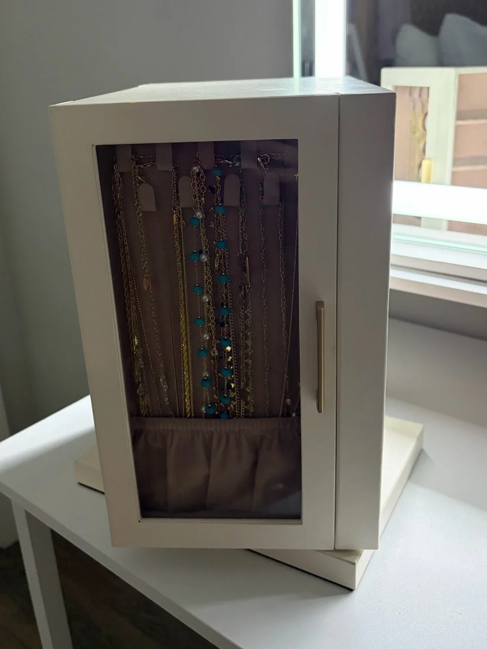 Rotating 360° White Jewelry Box